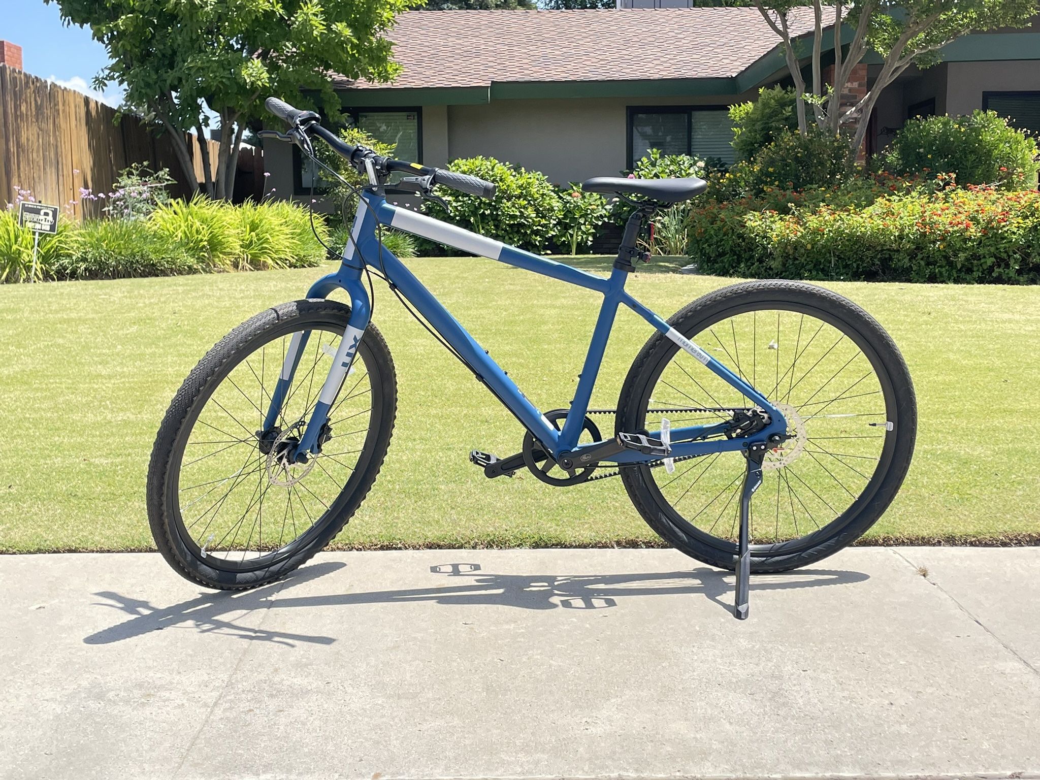 Giant: UX Momentum Bike blue