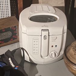Brand New Deep Fryer .  Parts Still Sealed