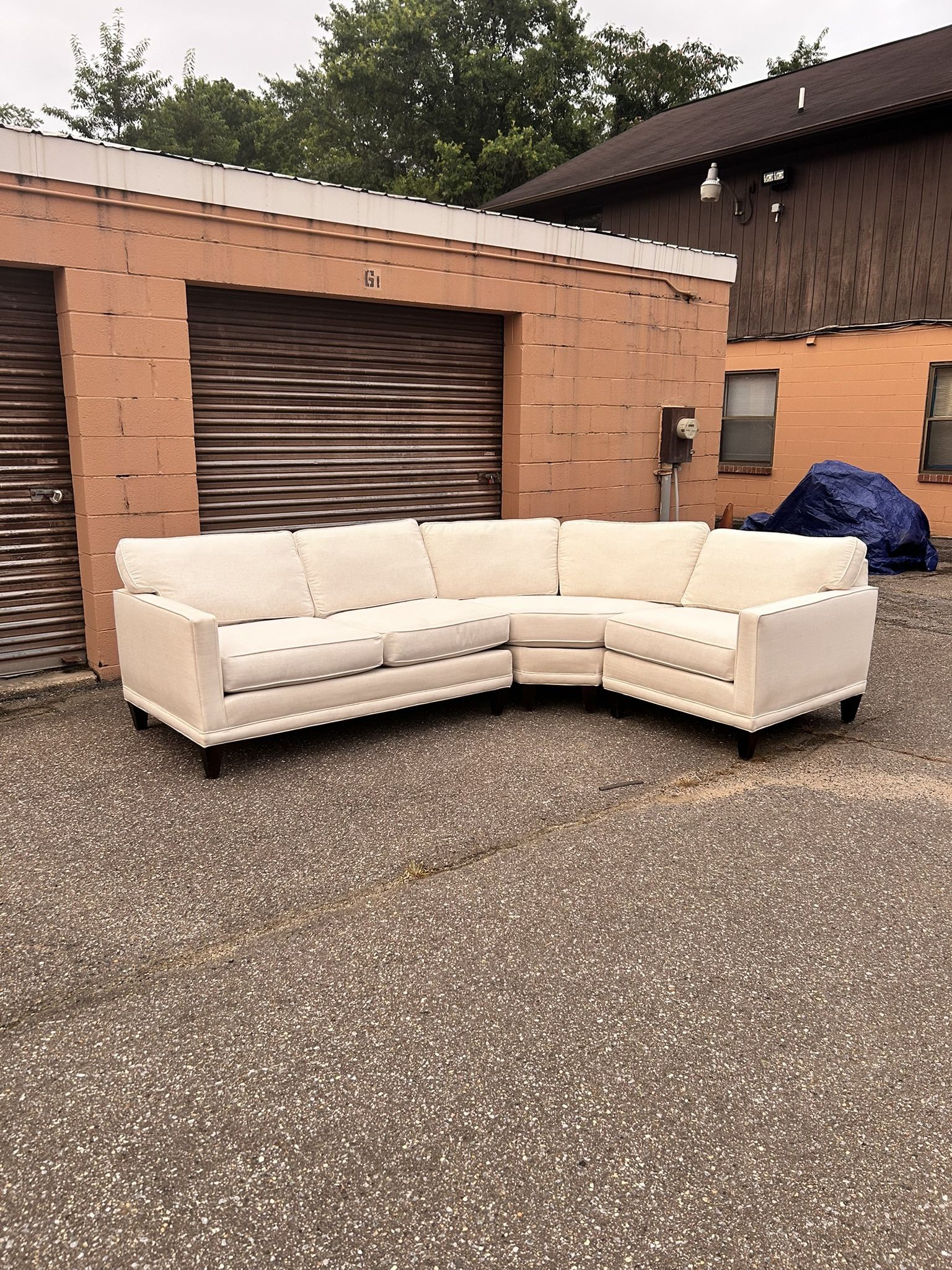 (Delivery Available) Belfort furniture Beige 3p Sectional