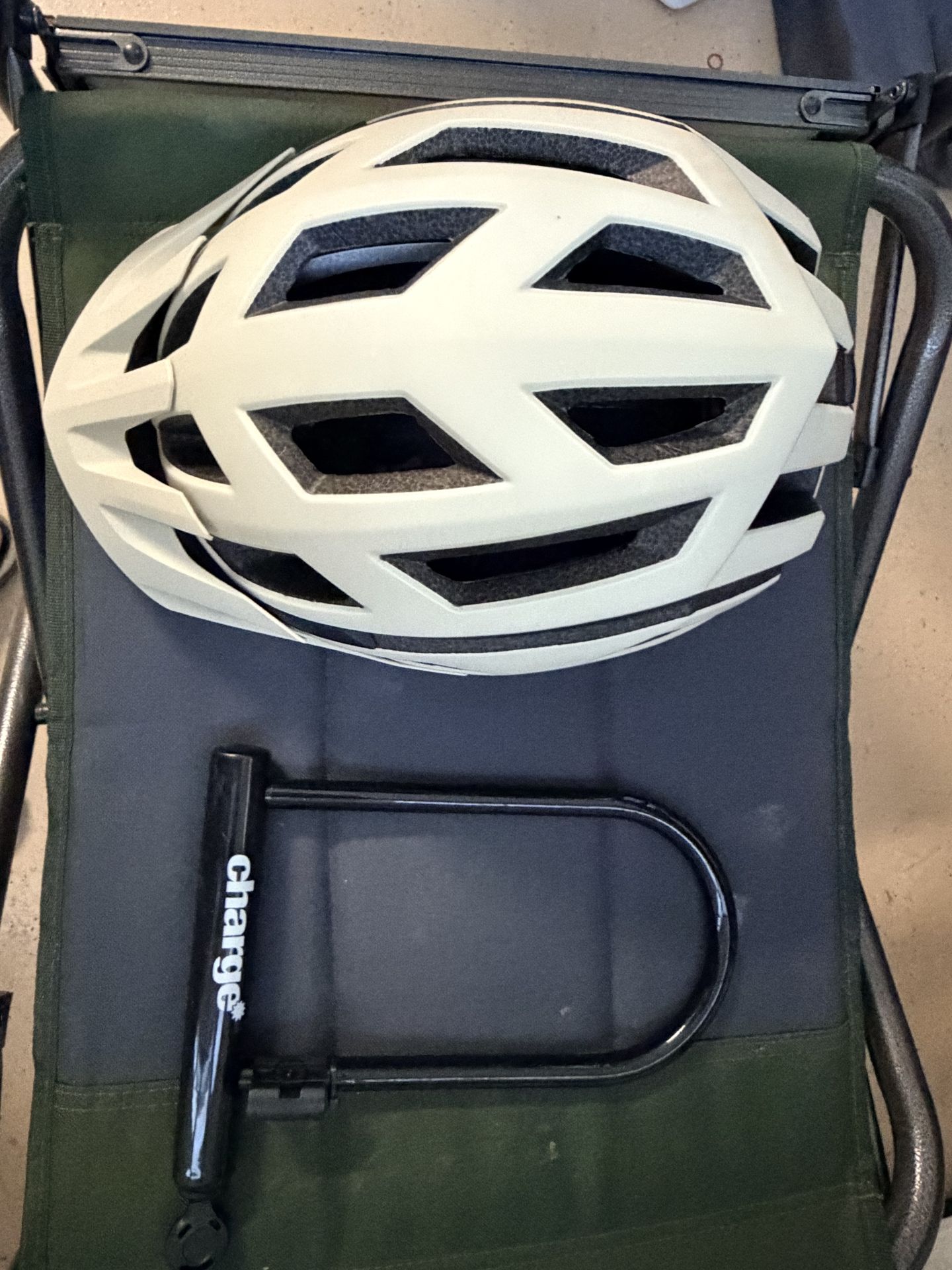 Specialized bike helmet tactic 3 and charge bike lock