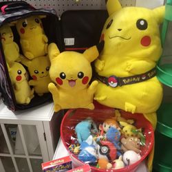 Pokémon Pokeballs, 2vhs And Lot Of Pikachus