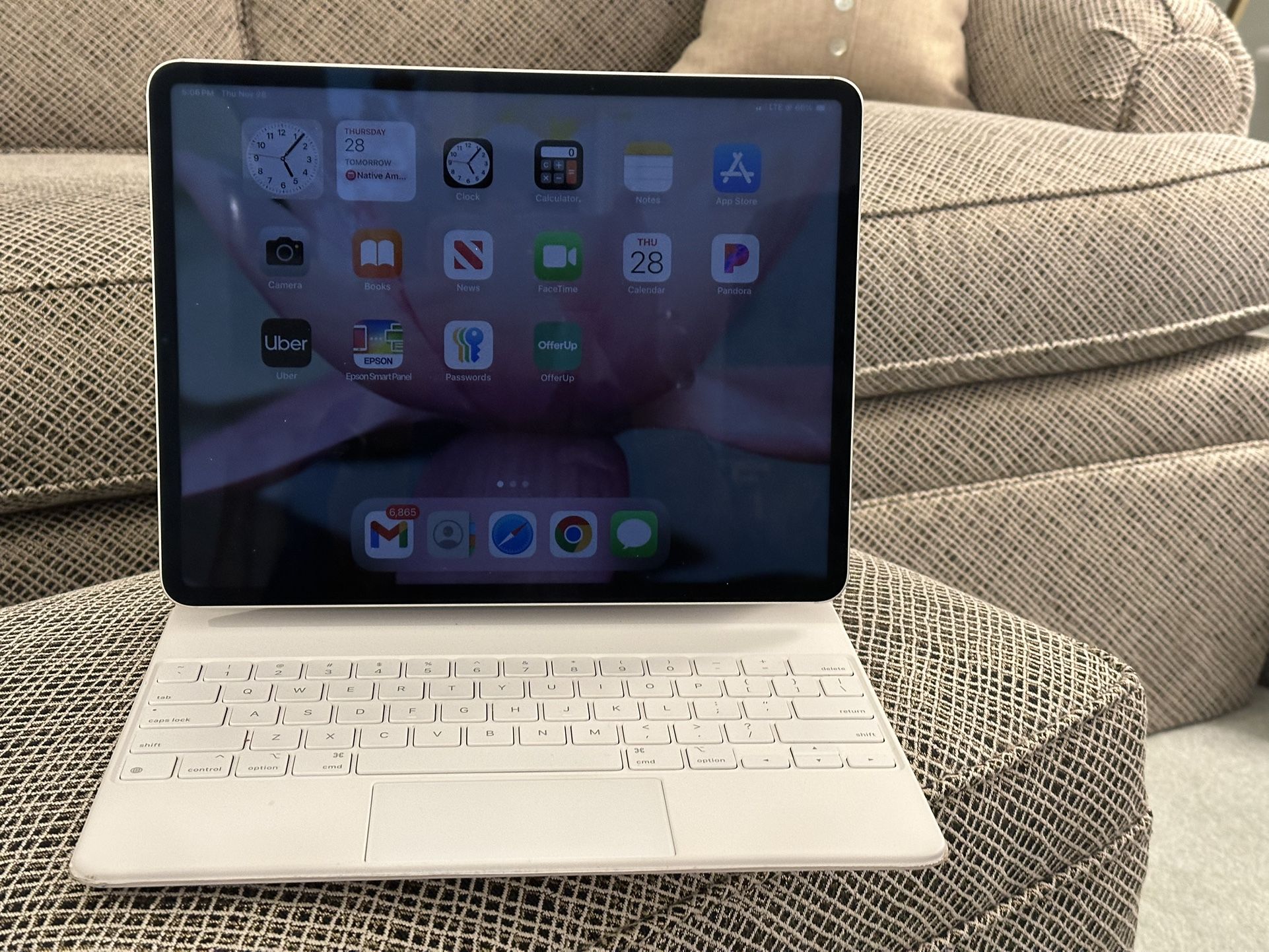 Apple iPad Pro 12.9 5th Gen 512 GB + White Magic Keyboard $995