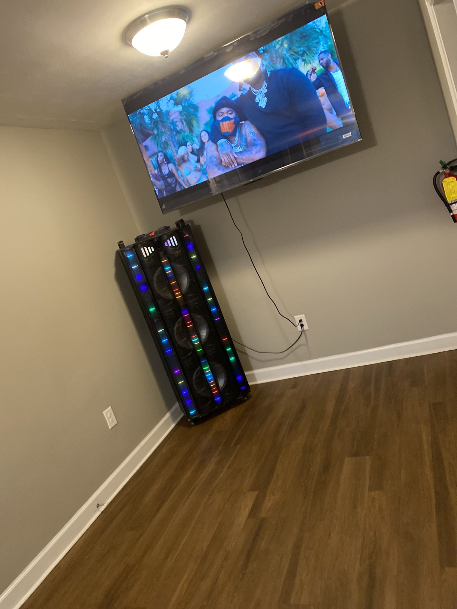 65 Inc Onn Smart Tv