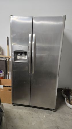 Frigidaire FFSS2615TS2 Side-by-Side Refrigerator
