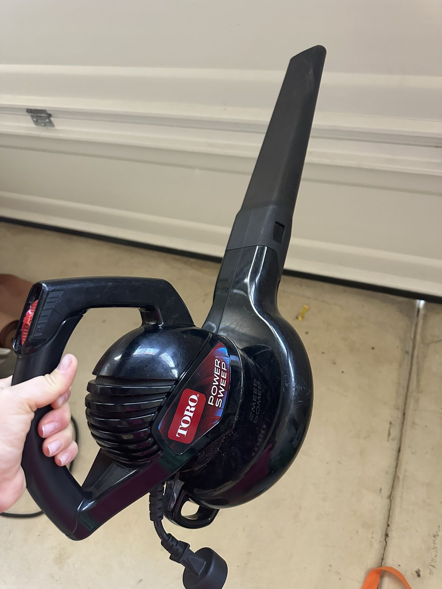 Electric blower Toro Power Sweep.