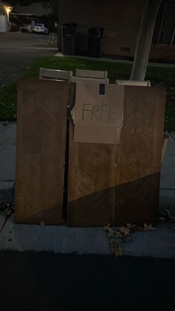 636 Woodcrest Lake Elsinore. Table with extended leaf for 6 people. I 4 chairs in fair conditions One of the chairs needs to be repair
