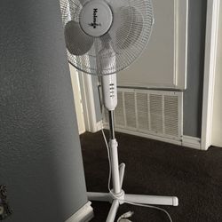 Holmes Pedestal Fan White Corded Push Button 3 Blade Adjustable Indoor Plastic