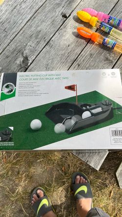 Electric golf putting mat with return machine