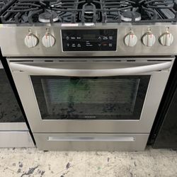 Frigidaire 30ā Slide In Gas Range In Stainless Steel Floor Model