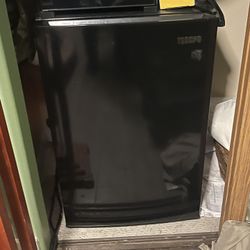 TECCPO MINI FRIDGE