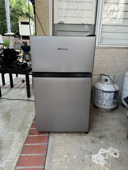 Hisense 3.1-cu ft Mini Fridge with Freezer (Sliver) ENERGY STAR