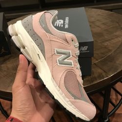 Women’s Size 8w New Balance 2002R Orb Pink/ Shadow Grey 