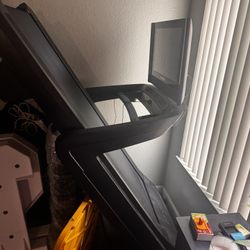 NordicTrack Commercial 2450 Treadmill – Excellent Condition