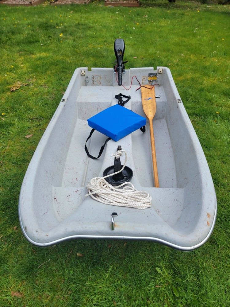 7' Livingston boat with 30lb Thrust MinnKota Electric Motor (PENDING