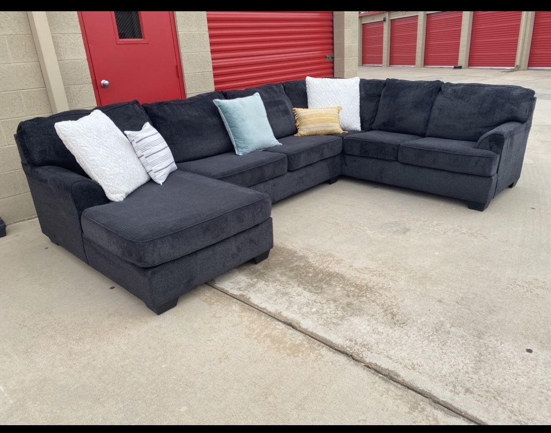 FREE DELIVERY || Ashley’s Furniture 3Pc Black Sectional Couch