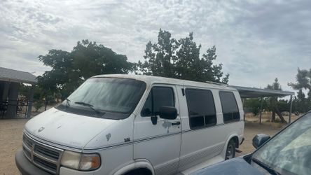 se vende una van dodge del 1995