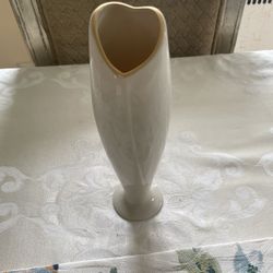 Lenox Bud Vase With Heart Shaped Opening And Gold Trim