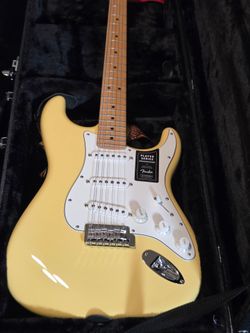 Player w/case mint fender Stratocaster Electric Guitar 6 string buttercream