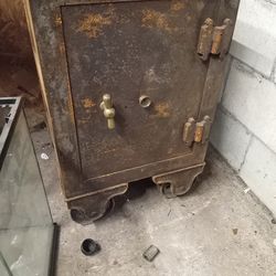 Vintage Wells Fargo safe