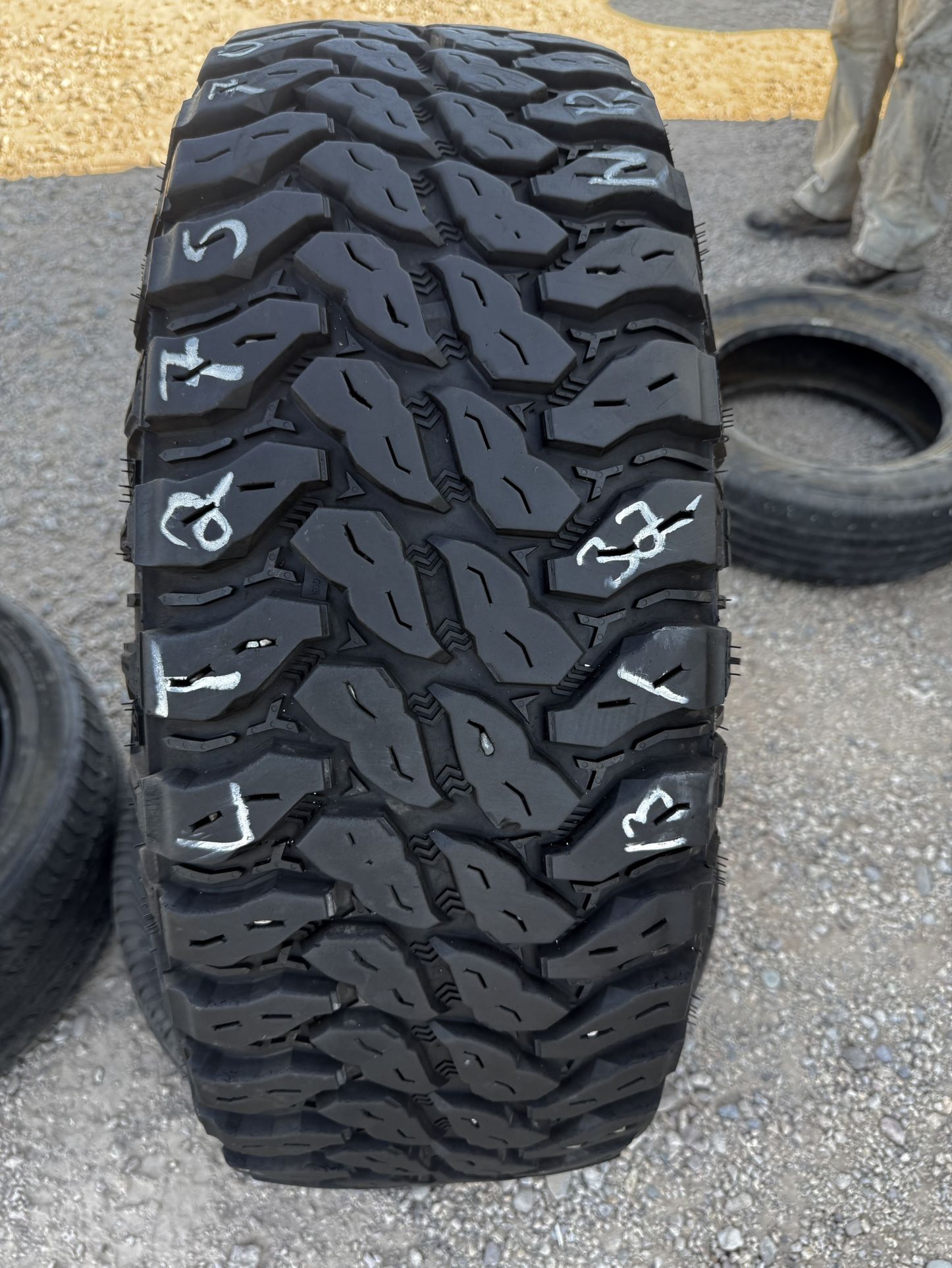2 HERCULES AT LT275/70/18 Tires