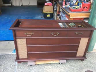 ANTIQUE MAGNAVOX RECORD MUSIC CONSOLE