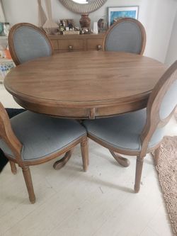 Lovely sturdy wood dining set w/ 4 chairs