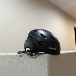 Brand New Snowboarding Smith Helmet (used twice) Sheisty Mask/Gloves Included