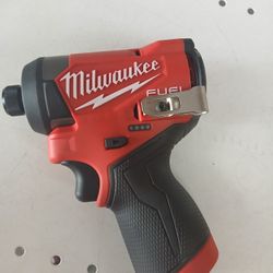 Milwaukee new 1/4" Impact fuel 12M  variable speeds nuevo