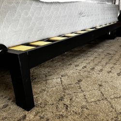 Black Metal Bed Frame / No Headboard
