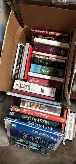 Lot of religious books: Christian / Catholic Books Bibles... Scripture Study