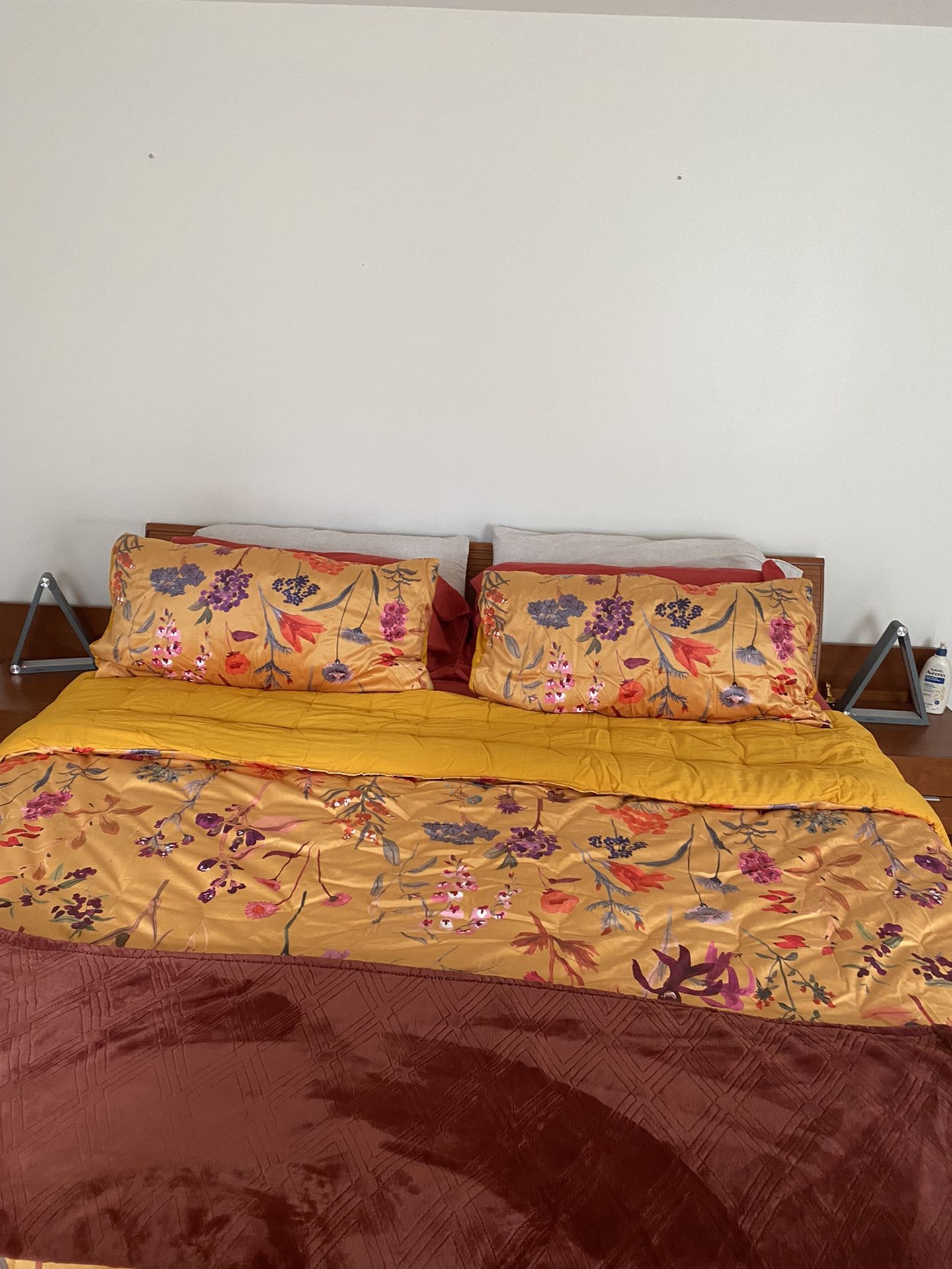 Scan Bed W Nightstand