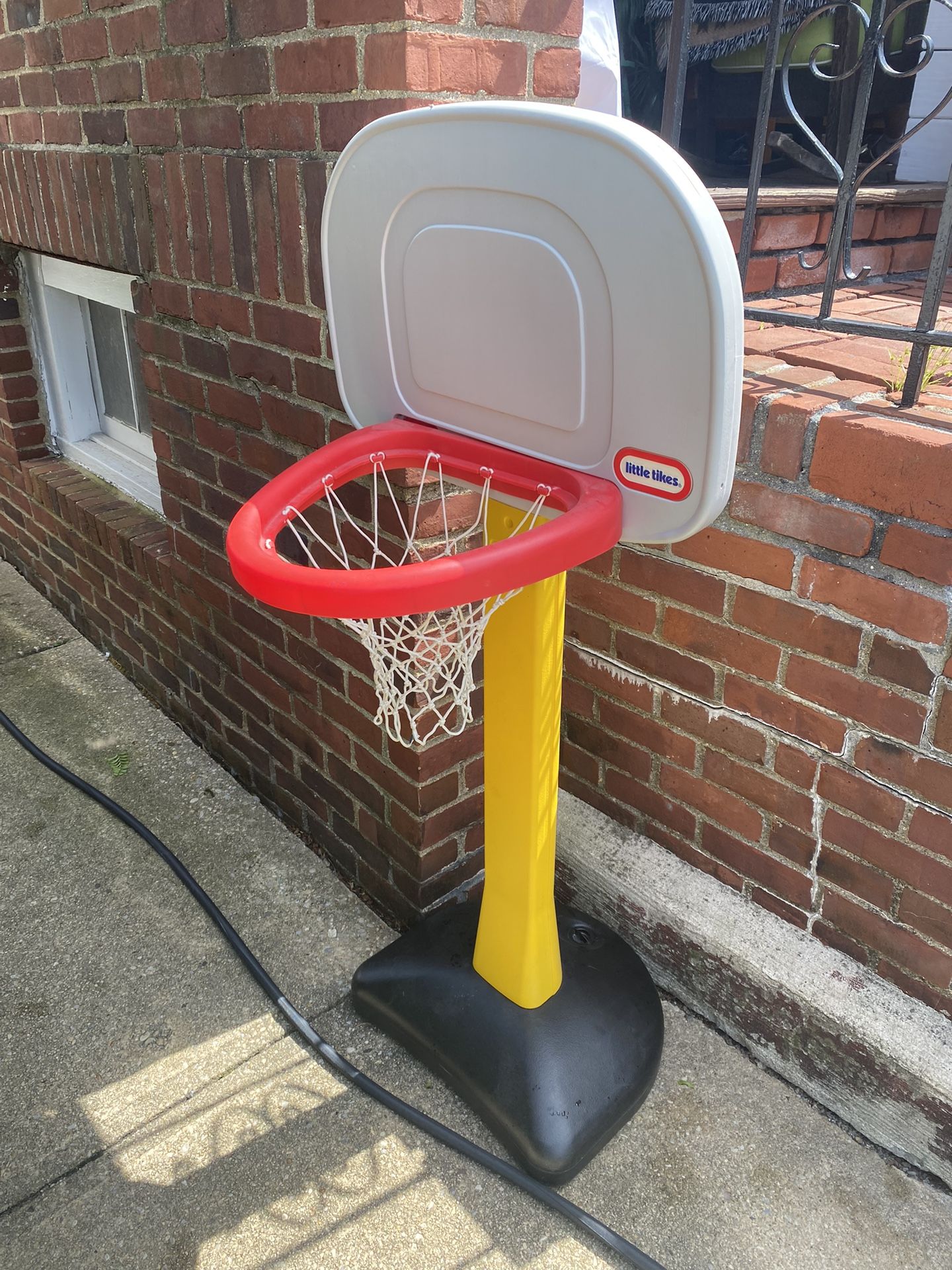 Outdoor basketball hoop