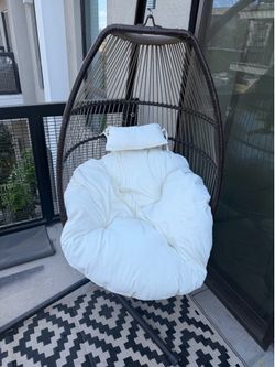 Hanging egg chair