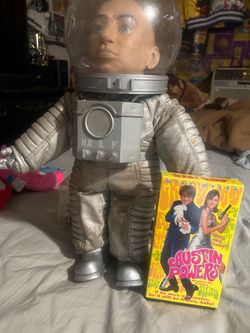 Austin powers Minnie me 18 inch spacesuit figure