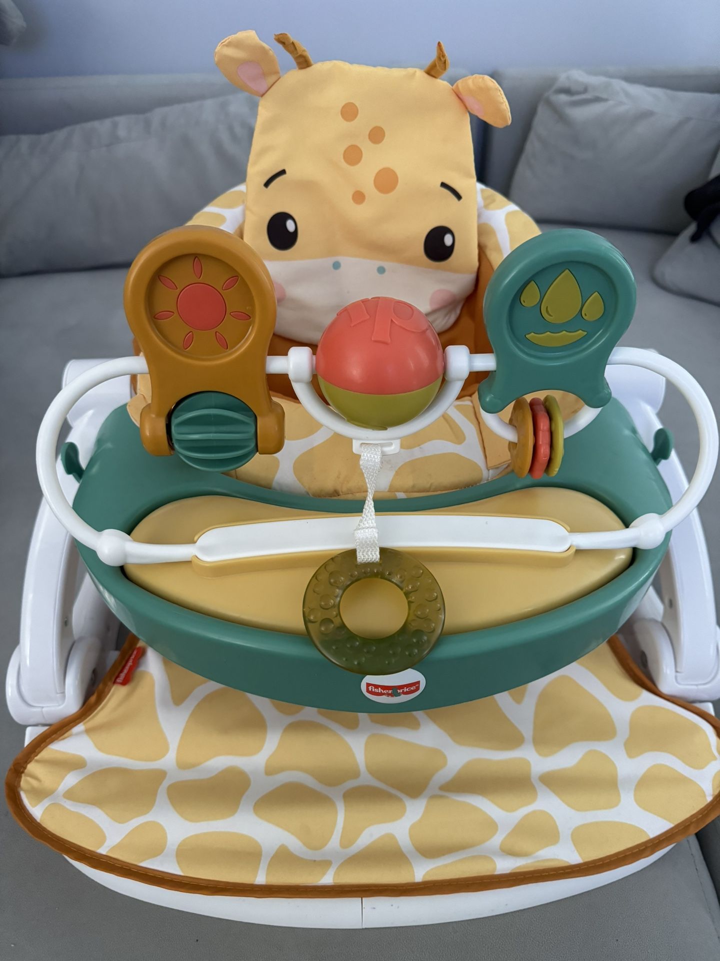 Fisher-Price Portable Baby Chair with Snack Tray and Toy Bar, Premium Sit-Me-up Seat, Giraffe