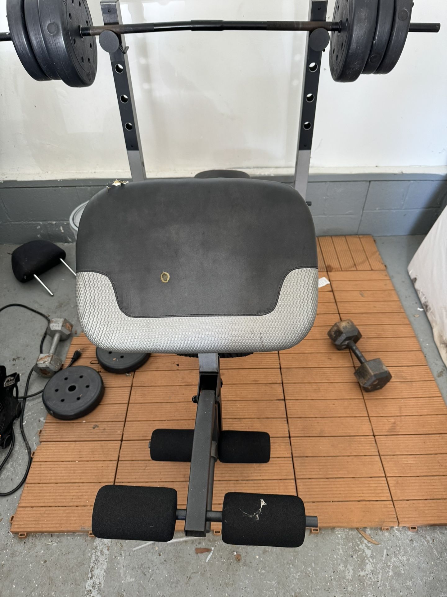 Weight Bench With 200lbs Of Weight
