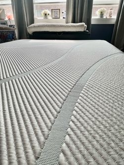 TempurPedic TEMPUR-Adapt Medium Queen Mattress