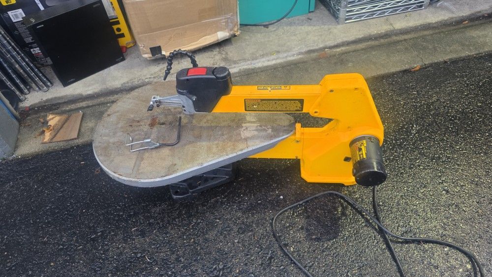 DEWALT DW788 1.3-Amp, 120V, 20" Variable-Speed Scroll Saw with Scroll Saw Work Light