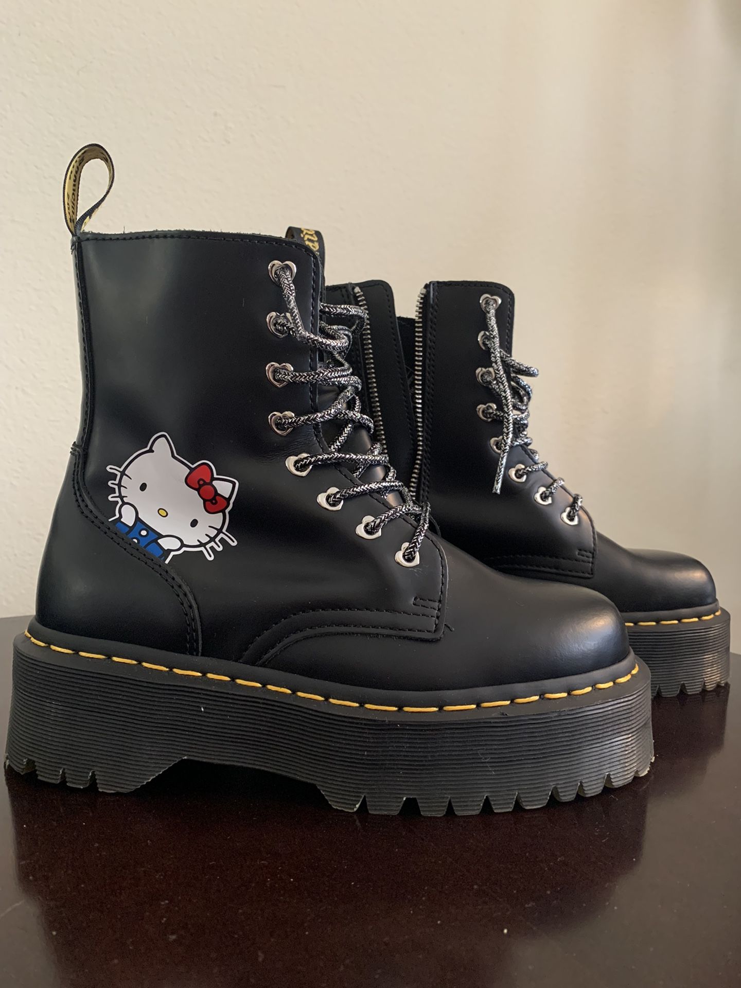 Dr. Martens Hello Kitty