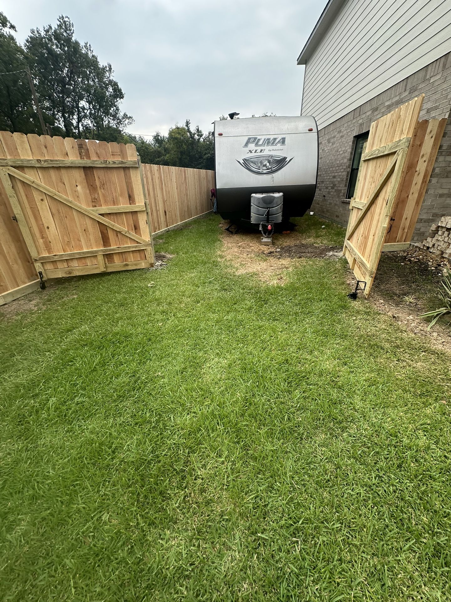 Gates, Cedro ,pino, More