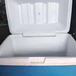 Rubbermaid Cooler