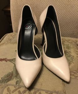 Beige pumps size 5 1/2