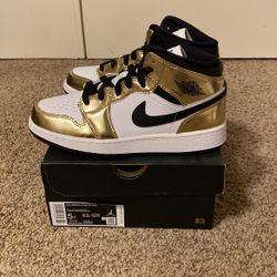Air Jordan 1 MID Big Kids Shoe