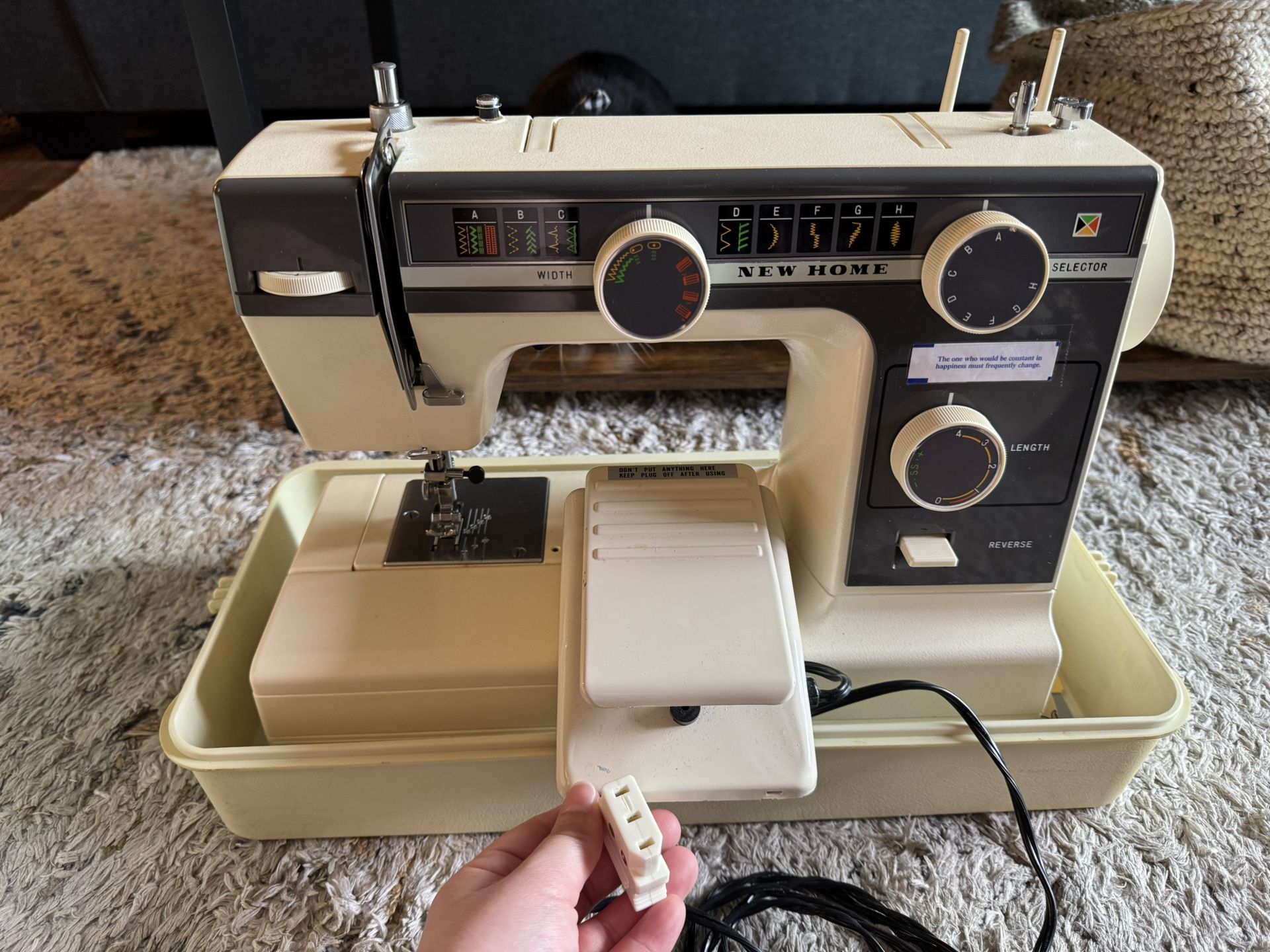 Vintage New Home Sewing Machine (L-372 / L-373)