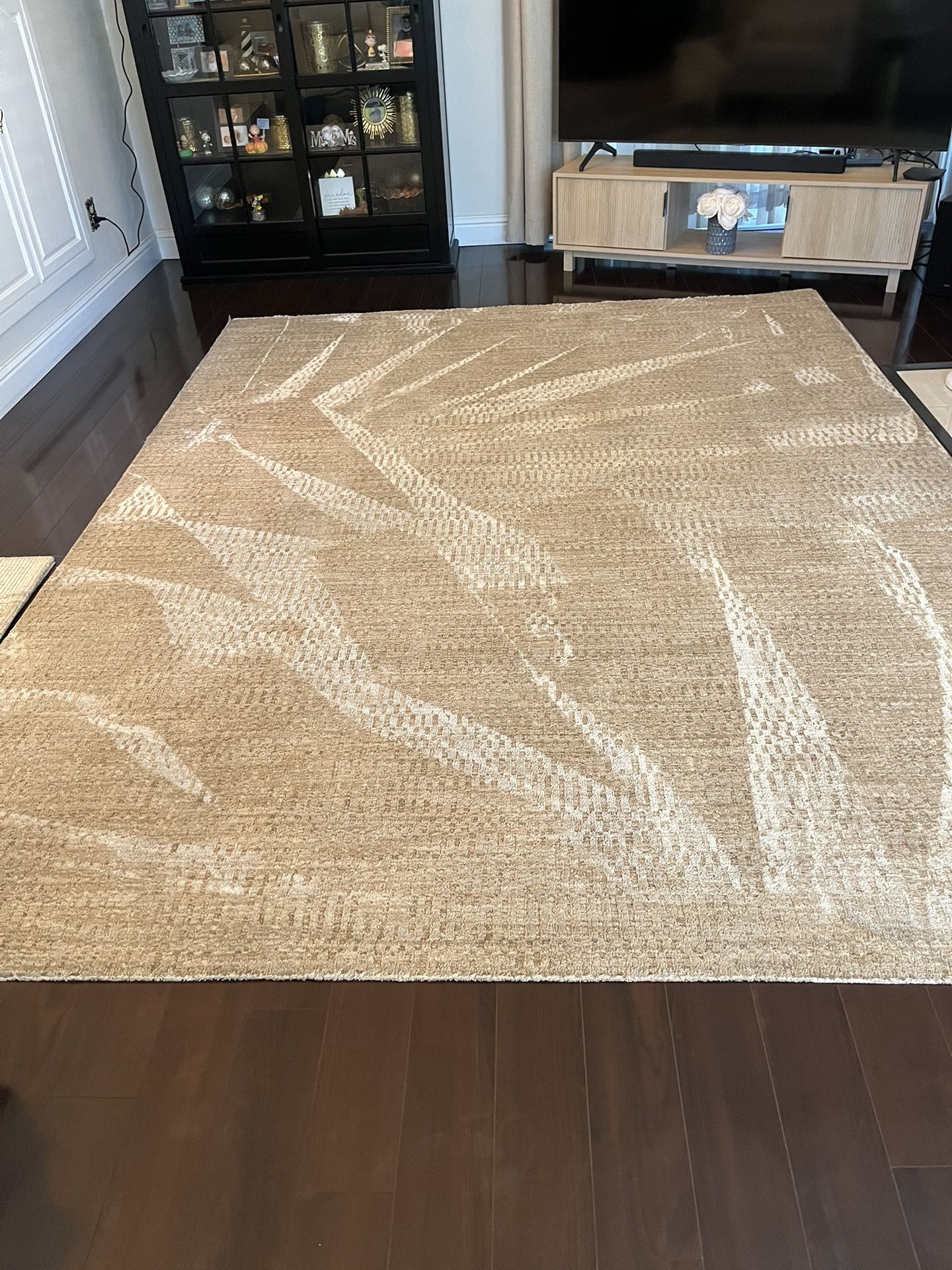 Area Rug 8’ X 10’ Tan/gold