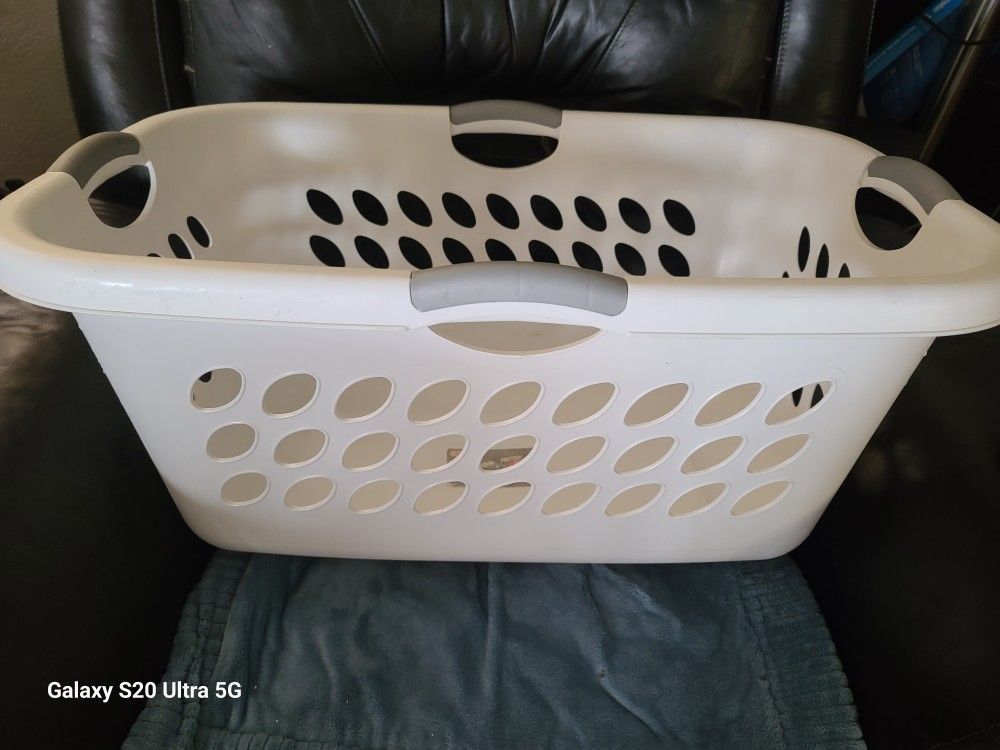 Large Sterilite Laundry Basket