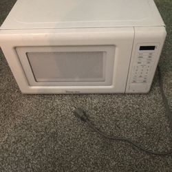 Magic Chef Compact 1050 Watt Microwave White