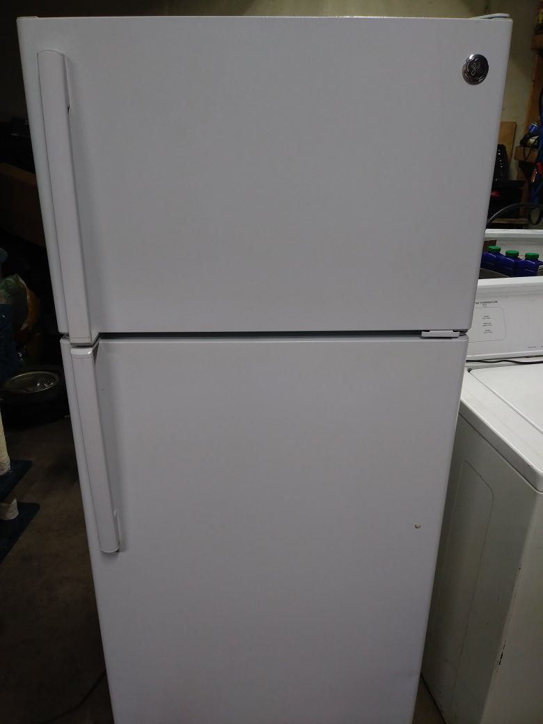 3 months old nice white GE refrigerator works great clean inside and out