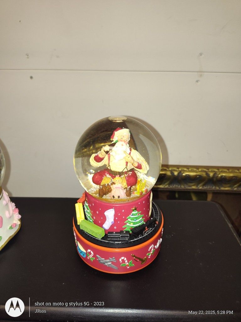 Snow Globes Train Even Moves Around The Outside