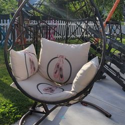 Hanging Chair With Base And Cushions 